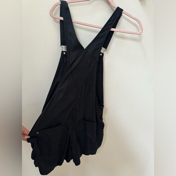 Azure Skies by Urban Outfitters black shorts overalls, size: small - Picture 3 of 6